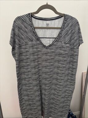 Title nine Hiolani Striped V-Neck Women’s dress - Black & White. Size Large